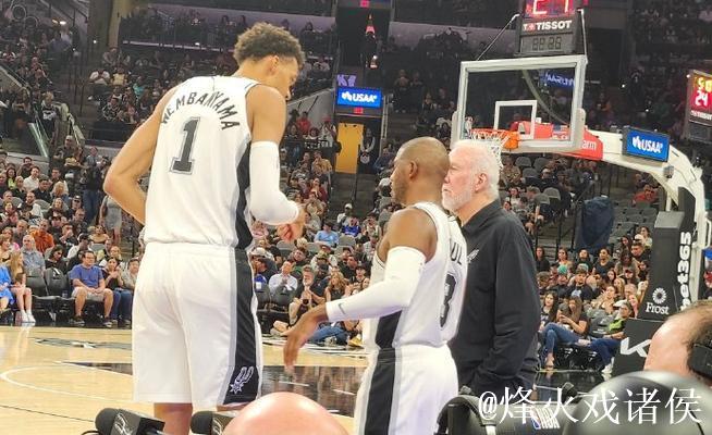 帕克与保罗在场边观战，保罗与文班亚马热情相拥