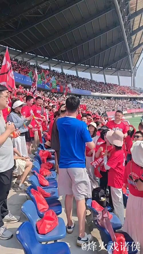 苏超球员与球迷亲密接触 苏超球员与球迷亲密接触