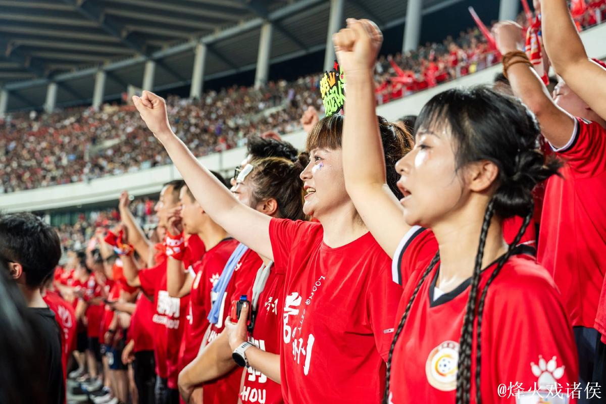 苏超球员与球迷亲密接触 苏超球员与球迷亲密接触